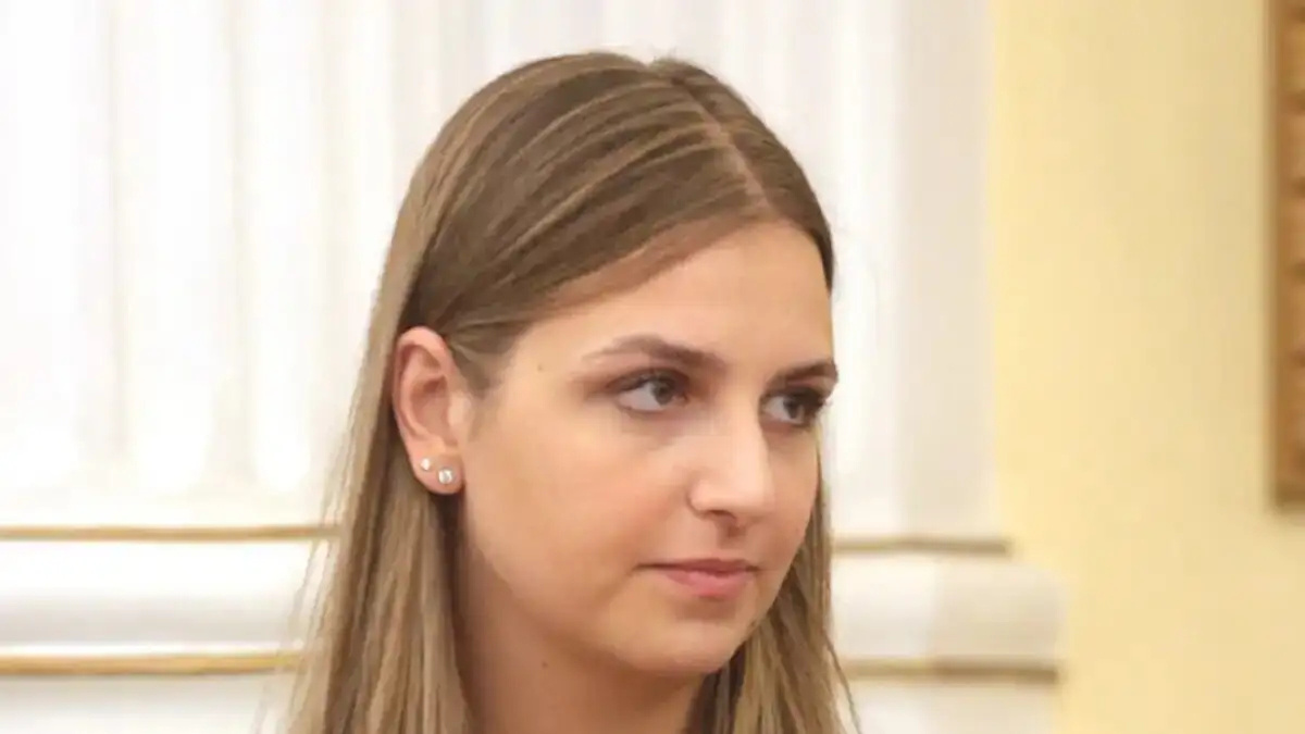 Σάλος με τις φωτογραφίες της κόρης του Μητσοτάκη: Έτσι εμφανίστηκε στο δείπνο με τον Εμανουέλ Μακρόν