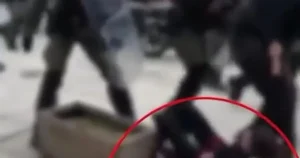 Σε διαθεσιμότητα τέθηκε ο αστυνομικός που έσπρωξε διαδηλώτρια με αποτέλεσμα να χτυπήσει το κεφάλι της σε ζαρντινιέρα