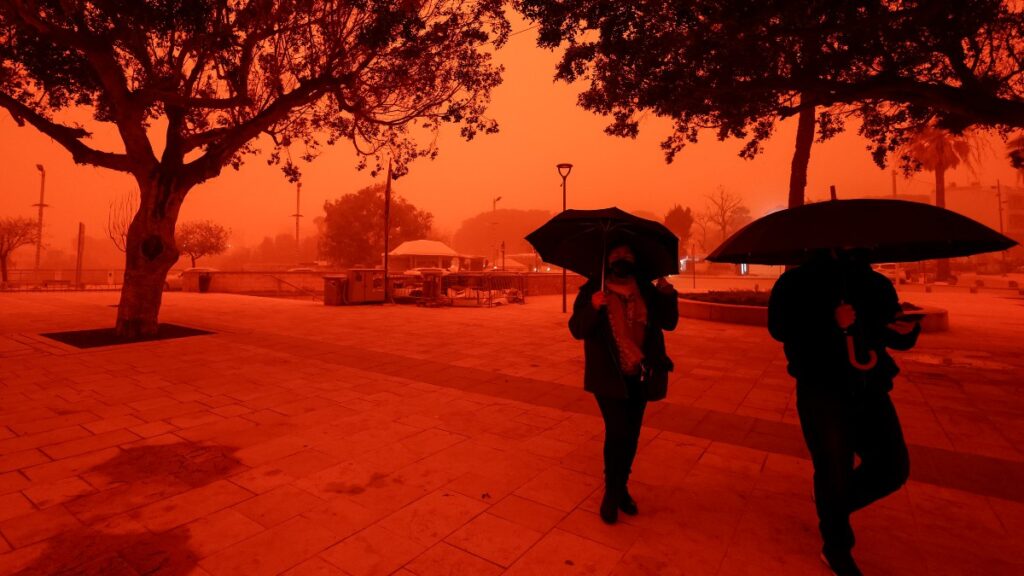 Κόκκινος συναγερμός: Η αφρικανική σκόνη «έπνιξε» τη χώρα