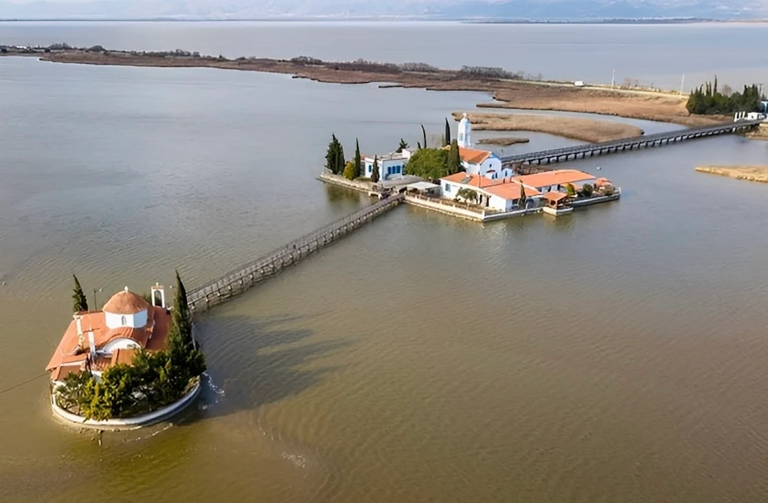Πλωτό όνειρο: Το ωραιότερο μοναστήρι της Ελλάδας βρίσκεται πάνω σε νησάκια που ενώνονται με γέφυρα