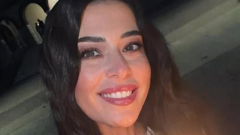 Αγνώριστη, πανέμορφη πασίγνωστη Ελληνίδα – Ανέβασε φωτογραφία για Καλό Πάσχα και όλοι ψάχνουν να βρουν ποια είναι.