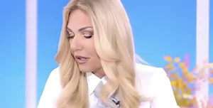 Happy Day: Η στιγμή που η Τίνα Μεσσαροπούλου ενημερώνεται για την περιπέτεια υγείας του Μυλωνάκη και αποχωρεί από το πλατό