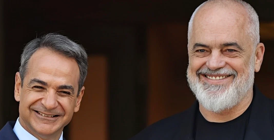 Έντι Ράμα σε Μητσοτάκη: «Απολογούμαι για την ενδυμασία μου»