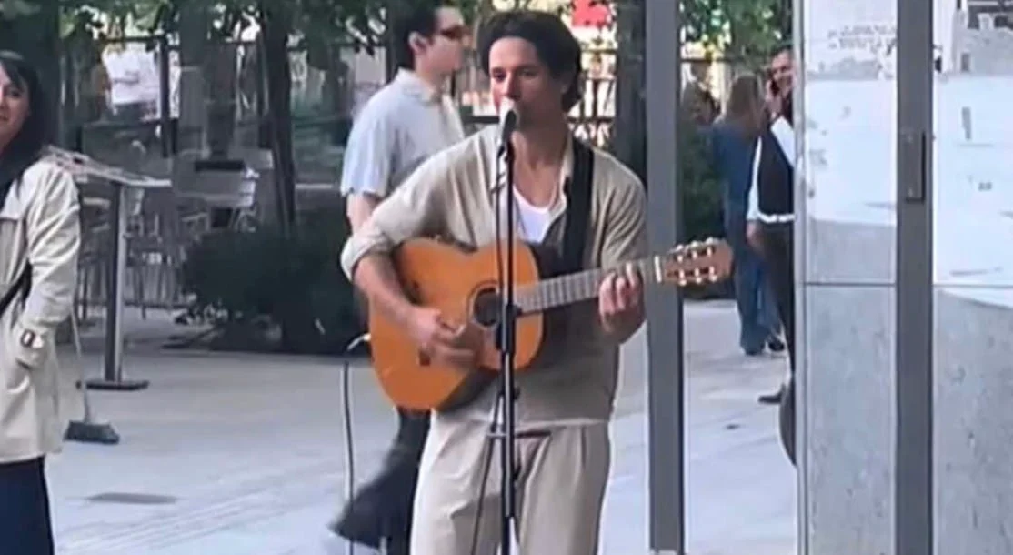 Ο Πάνος Βλάχος τραγούδησε με την κιθάρα του στην Ερμού και όλοι έμειναν άναυδοι