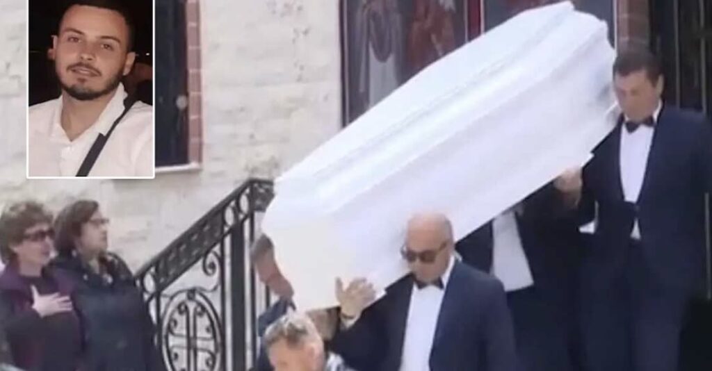 Άγιος Δημήτριος: Ράγισαν καρδιές στην κηδεία του 27χρονου που δολοφονήθηκε στο Πάρκο Ασυρμάτου – Τραγικές φιγούρες οι γονείς του