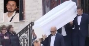 Άγιος Δημήτριος: Ράγισαν καρδιές στην κηδεία του 27χρονου που δολοφονήθηκε στο Πάρκο Ασυρμάτου – Τραγικές φιγούρες οι γονείς του