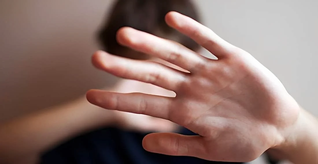 Εκτός ελέγχου καθηγητής σε γυμνάσιο: Άρπαξε μαθητή από την μπλούζα και τον πέταξε στο θρανίο γιατί τον αποκάλεσε «μπρο»