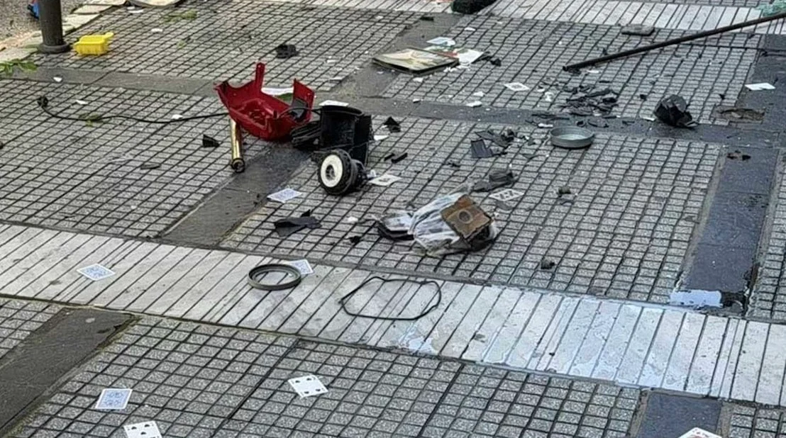 Μόνος στο… σπίτι:: Συνελήφθη στη Θεσσαλονίκη μητέρα 5χρονου που πετούσε αντικείμενα σε περαστικούς – Τι ισχυρίστηκε