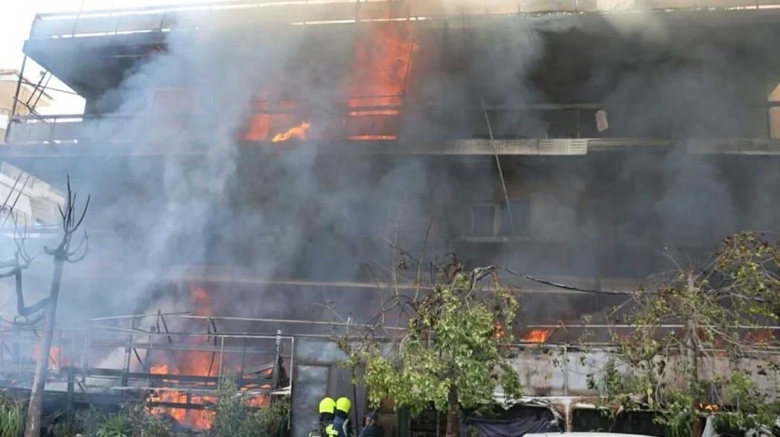 Μεγάλη φωτιά μέσα στην Αθήνα τώρα – Καίγονται καταστήματα – Συναγερμός στη Πυροσβεστική