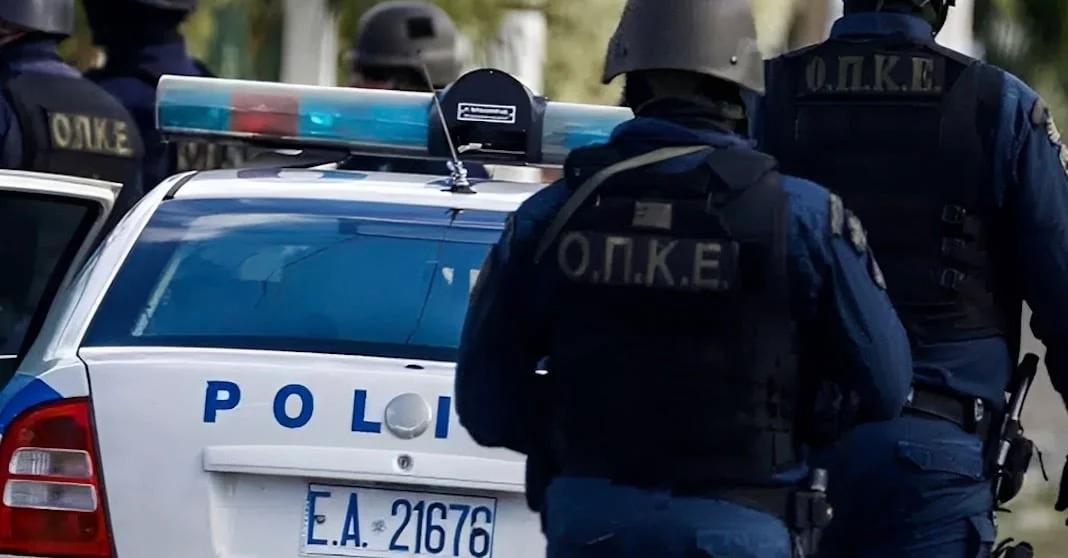 Ρομά τραυμάτισαν αστυνομικούς που τους έκαναν συστάσεις για δυνατή μουσική – Κρατούσαν σπασμένα μπουκάλια