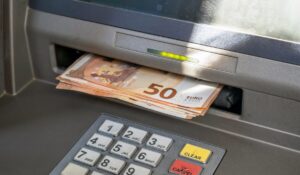 Συντάξεις Μαΐου: Μην την «πατήσετε» με την Πρωτομαγιά – Πότε πληρώνονται