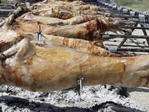 Αρνί στη σούβλα: Αυτό είναι το κομμάτι «βόμβα» που πρέπει να μην τρώει κανένας – Αν το τρως σταμάτα αμέσως!