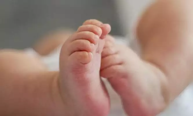Απόλυτη φρίκη στην Ελλάδα - Τρεις μήνες έκαιγαν, δάγκωναν και χτύπαγαν το 10 μηνών βρέφος