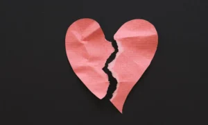 Σoκ στην ελληνική showbiz: Διαζύγιο μετά από 8 xpόνια γάμου για πασίγνωστο Έλληνα ηθοποιό