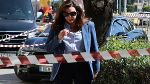 ΜΑΘΕΥΤΗΚΕ: ΓΙ ΑΥΤΟ Η 51ΧΡΟΝΗ ΑΝΟΙΞΕ ΤΟ ΠΑΡΑΘΥΡΟ ΚΑΙ ΕΠΕΣΕ ΑΠΟ ΤΟΝ 2ο ΣΤΟ ΥΠΟΥΡΓΕΙΟ, σοκ