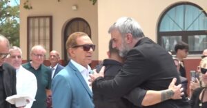 Σπαρακτικό: Η αδελφική αγκαλιά του Ντέμη Νικολαΐδη στον Τραϊανό Δέλλα στην κηδεία της Γωγώς Μαστροκώστα