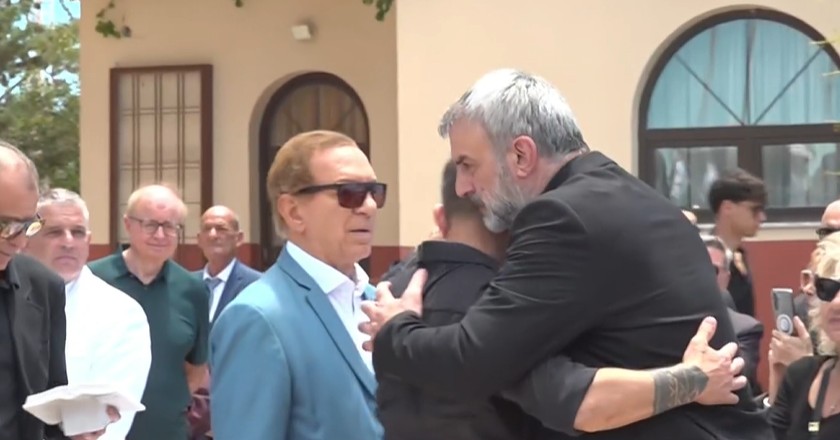 Σπαρακτικό: Η αδελφική αγκαλιά του Ντέμη Νικολαΐδη στον Τραϊανό Δέλλα στην κηδεία της Γωγώς Μαστροκώστα