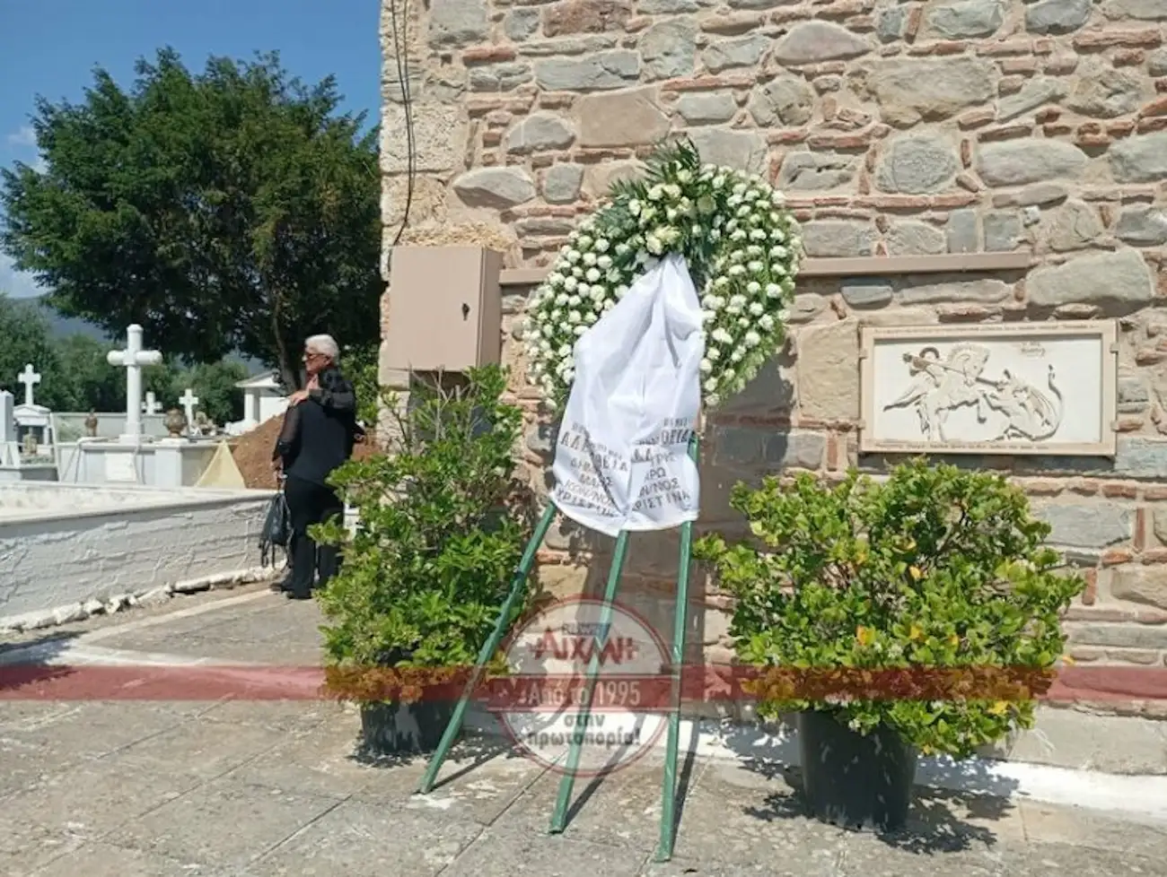 Γωγώ Μαστροκώστα: Απέραντος πόνος και οδύνη στην ταφή της στο Ευηνοχώρι Μεσολογγίου – Συντετριμμένη η οικογένειά της
