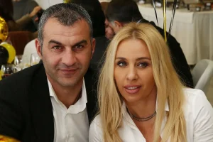 Γωγώ Μαστροκώστα: Αγνώριστος ο Δέλλας στο 3ημερο μνημόσυνο- Τι συνέβη στο νεκροταφείο και λύγισαν όλοι
