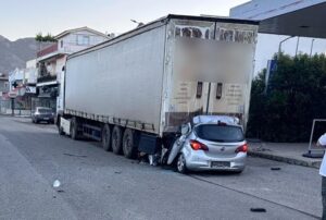 Τραγωδία στην χώρα μας: Νεκρός 29χρονος που έπεσε με το αυτοκίνητό του σε σταθμευμένη νταλίκα