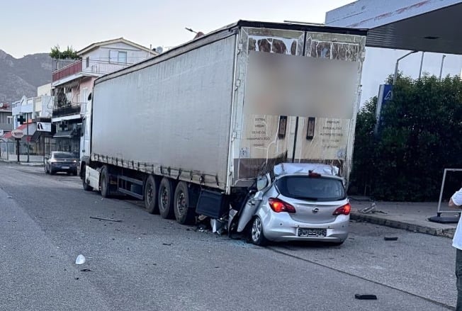 Τραγωδία στην χώρα μας: Νεκρός 29χρονος που έπεσε με το αυτοκίνητό του σε σταθμευμένη νταλίκα