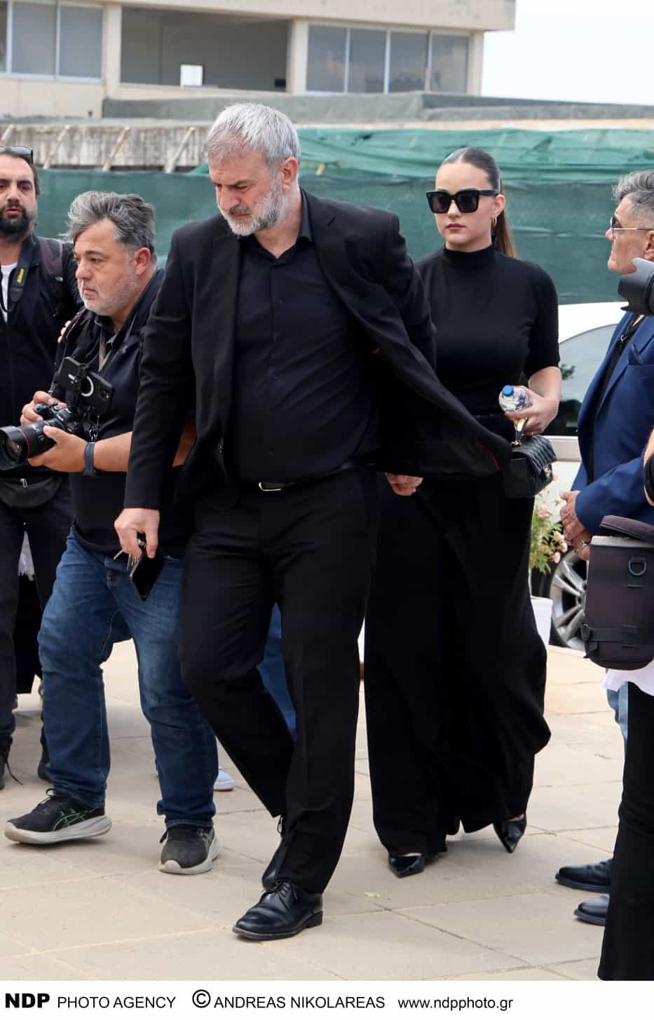 BIKTΩΡΙΑ ΔΕΛΛΑ: Η ΚΙΝΗΣΗ ΠΑΝΩ ΑΠΟ ΤΟ ΦΕΡΕΤΡΟ ΤΗΣ ΜΑΣΤΡΟΚΩΣΤΑ ΓΙΑ ΝΑ ΤΗΝ ΤΙΜΗΣΕΙ – “ΜΗΤΕΡΑ ΔΕΝ…”