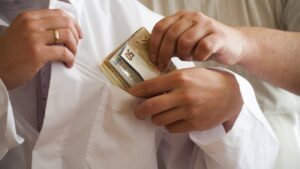 Σας ζήτησαν «φακελάκι»; Δείτε τι πρέπει να κάνετε