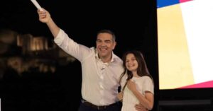 Η 10χρονη Ήρα και το «χαρτί» του Τσίπρα: Το παρασκήνιο πίσω από το κορίτσι με τα λευκά στο Θησείο