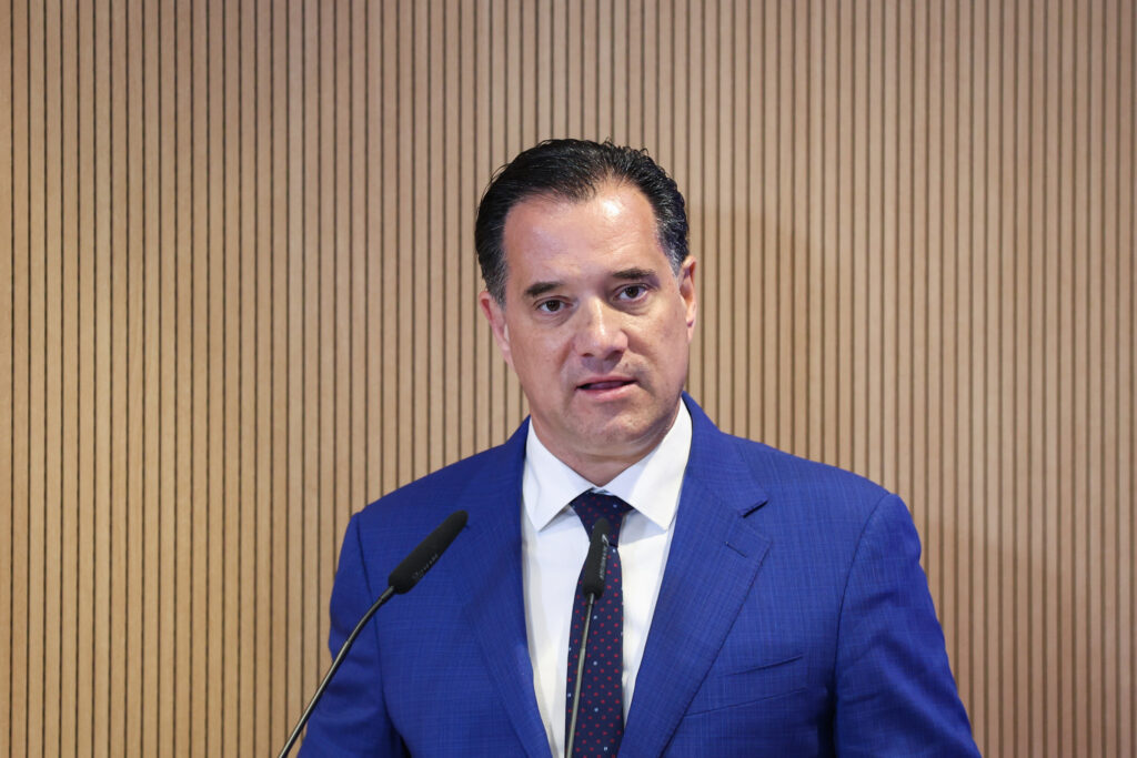 Ξεσπά ο Άδωνις Γεωργιάδης για την φωτογραφία που τον δείχνει να «φιλιέται» με άλλη γυναίκα – «Είναι προϊόν ΑΙ»