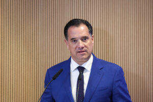 Ξεσπά ο Άδωνις Γεωργιάδης για την φωτογραφία που τον δείχνει να «φιλιέται» με άλλη γυναίκα – «Είναι προϊόν ΑΙ»