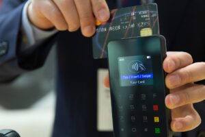 ΟΚ: Τέλος τα μετρητά – Διπλά πρόστιμα για όσους το αγνοήσουν – Το νέο μέτρο που αλλάζει τα πάντα στις πληρωμές