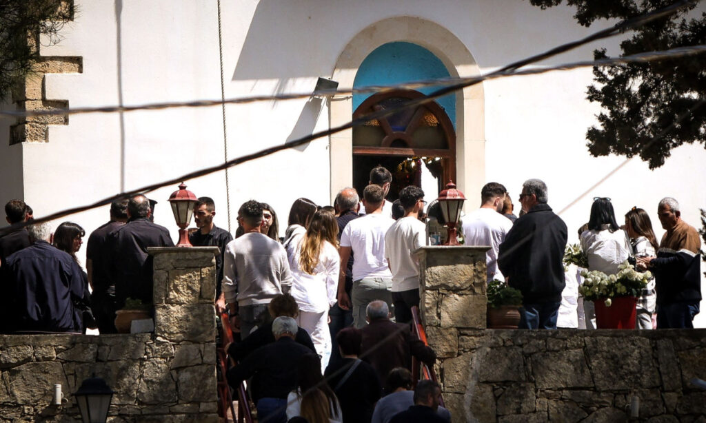 Δεν έκαναν κηδεία στο Νικήτα… αλλά γάμο: Ντυμένος γαμπρός στο φέρετρο ο 21χρονος, στολισμένη η νεκροφόρα, γεμάτη λουλούδια η εκκλησία, καλεσμένοι στα λευκά