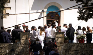 Δεν έκαναν κηδεία στο Νικήτα… αλλά γάμο: Ντυμένος γαμπρός στο φέρετρο ο 21χρονος, στολισμένη η νεκροφόρα, γεμάτη λουλούδια η εκκλησία, καλεσμένοι στα λευκά