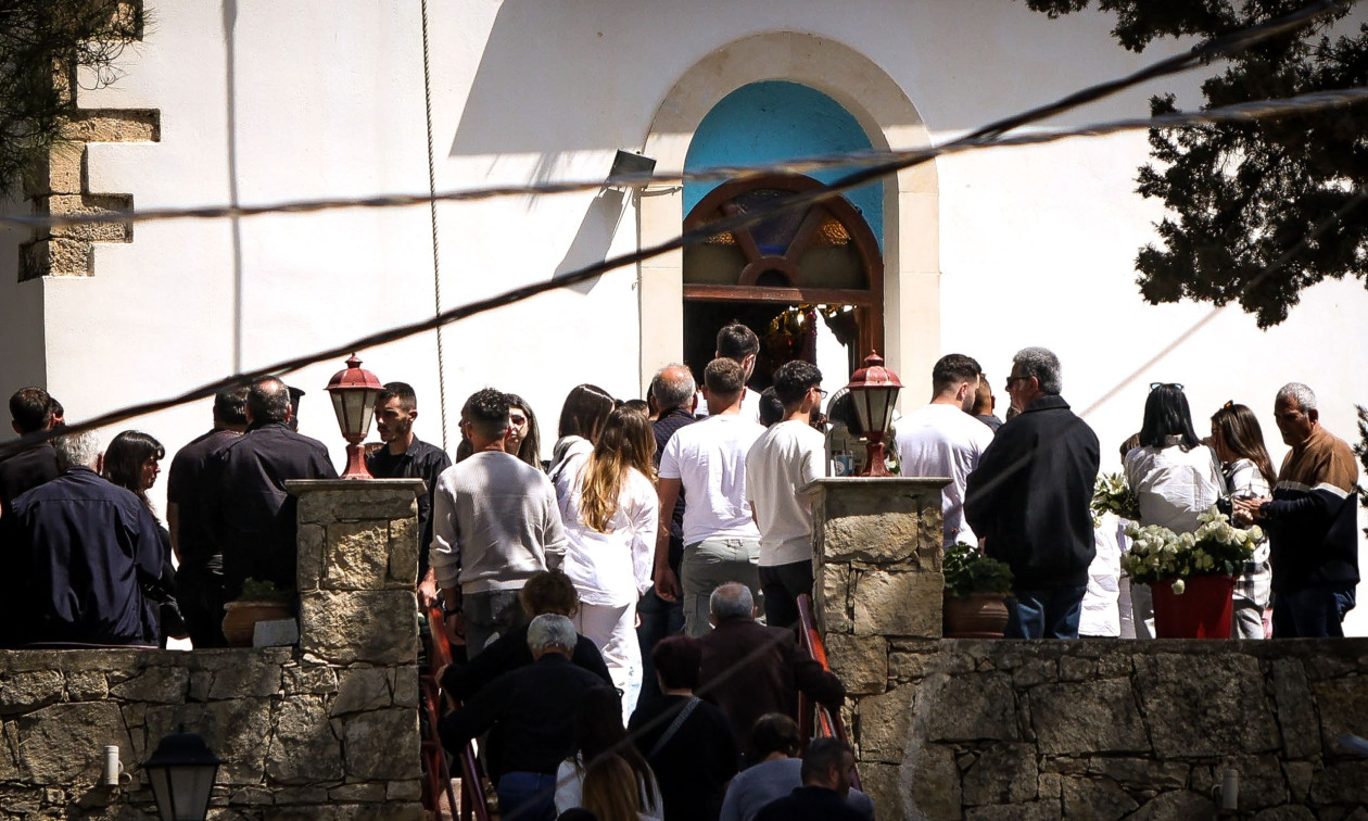 Δεν έκαναν κηδεία στο Νικήτα… αλλά γάμο: Ντυμένος γαμπρός στο φέρετρο ο 21χρονος, στολισμένη η νεκροφόρα, γεμάτη λουλούδια η εκκλησία, καλεσμένοι στα λευκά