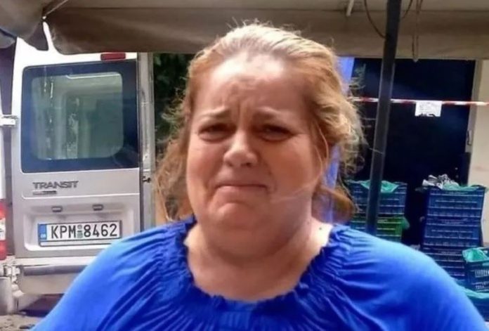 Η κυρία Κωνσταντίνα, παραγωγός στην Λαϊκή, χαρίζει από τον πάγκο της τρόφιμα σε αυτούς που έχουν ανάγκη – Μια πράξη που συγκινεί