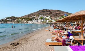 Το Eλληνικό νησί που λέει «όχι» στις πανάκριβες ξαπλώστρες – Δωρεάν ομπρέλες για όλους στις παραλίες