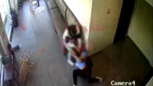 Ηράκλειο: Σοκαριστική επίθεση σε καφετέρια – Άρπαξε την πρώην σύντροφό του από τον σβέρκο και την τράβηξε από τα μαλλιά