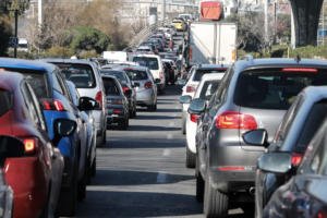 Πρόστιμο 350 ευρώ και αφαίρεση πινακίδων για χιλιάδες οδηγούς – Το έγγραφο που πρέπει να υπάρχει πάντα στο αυτοκίνητο