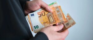 Έτσι έχεις πάντα γεμάτο πορτοφόλι με λεφτά… χωρίς να το καταλάβεις: Αν κόψεις αυτές τις πέντε συνήθειες θα μαζέψεις 4.500 ευρώ τον χρόνο