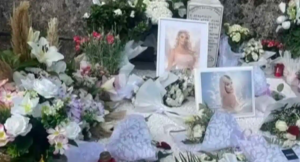 Θρήνος στο 40ήμερο μνημόσυνο της Μυρτώς στην Κεφαλονιά – Φωτογραφίες της με φτερά ως άγγελος