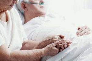 5 σημάδια ότι ένας ηλικιωμένος μπορεί να βρίσκεται στο τελευταίο του έτος ζωής. Διακριτικές προειδοποιήσεις που δεν πρέπει να αγνοήσετε!