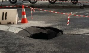 ΠΑΡΑΛΥΕΙ Η ΧΩΡΑ: ΜΕΓΑΛΗ ΚΑΤΑΣΤΡΟΦΗ ΤΩΡΑ ΚΑΤΕΡΡΕΥΣΕ ΤΟ ΟΔΟΣΤΡΟΜΑ – ΔΥΣΤΥΧΩΣ ΕΧΟΥΜΕ…