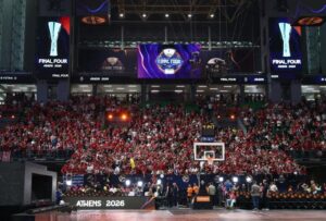 εγάλη ένταση με τους οπαδούς του Ολυμπιακού και τον «ΜΚ», επειδή φορούσε… πράσινο τζάκετ