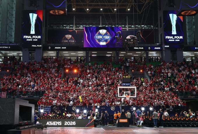 Mεγάλη ένταση με τους οπαδούς του Ολυμπιακού και τον «ΜΚ», επειδή φορούσε... πράσινο τζάκετ