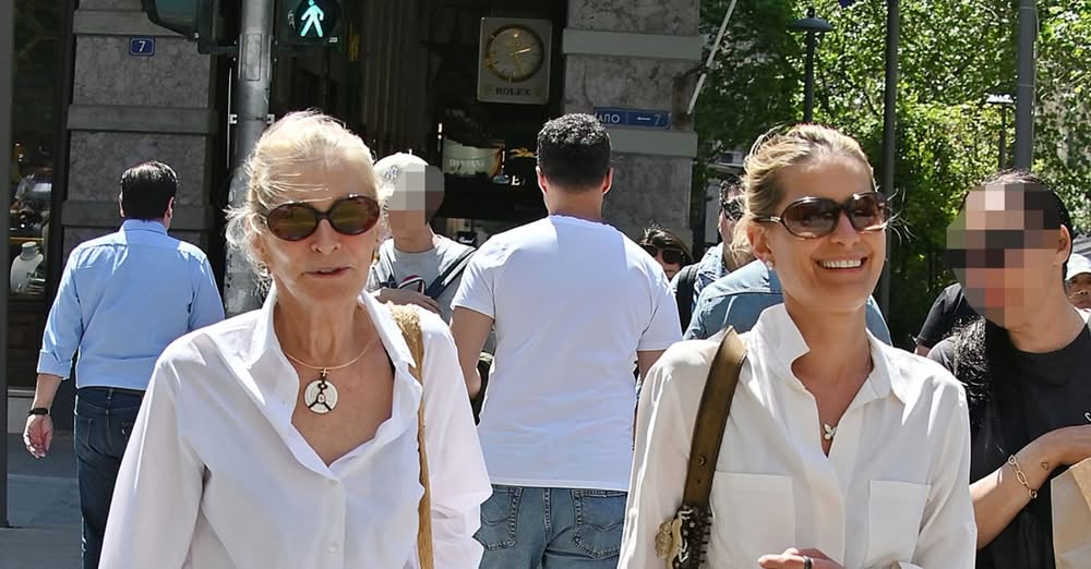 Τατιάνα Μπλάτνικ: Βόλτα στο κέντρο της Αθήνας με την αριστοκράτισσα μητέρα της - Με matchy matchy εμφάνιση