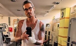 Άρης Μουγκοπέτρος: Δείχνει το χέρι του μετά τον ακρωτηριασμό και τα χειρουργεία