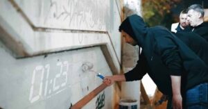 O Κωνσταντίνος Κυρανάκης έσβησε με μπογιά γκράφιτι στον σταθμό του ΗΣΑΠ στον Ταύρο
