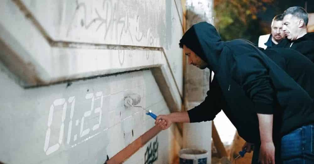 O Κωνσταντίνος Κυρανάκης έσβησε με μπογιά γκράφιτι στον σταθμό του ΗΣΑΠ στον Ταύρο