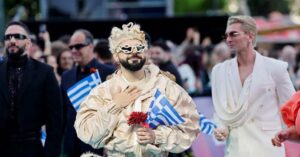 Eurovision 2026: Η εντυπωσιακή εμφάνιση του Ακύλα στο καθιερωμένο τιρκουάζ χαλί του μουσικού διαγωνισμού