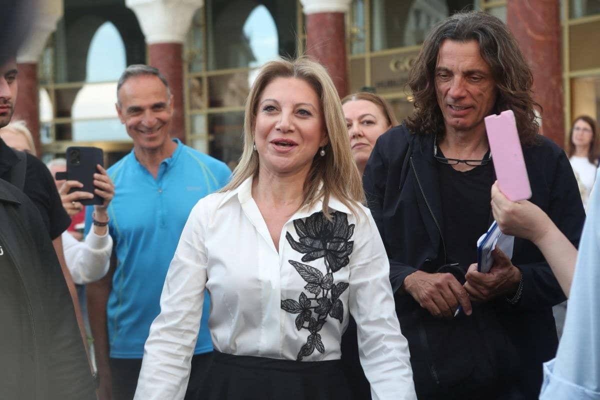 Όλοι μιλάνε για το κεντημένο πουκάμισο που φόρεσε σήμερα η Καρυστιανού - Αυτός είναι ο λόγος που το έβαλε, τι συμβολίζει 4 6978491